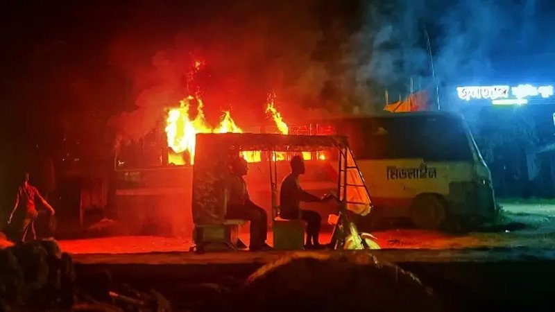 মোহাম্মদপুরে রাতের আঁধারে পার্কিং করা বাসে আগুন
